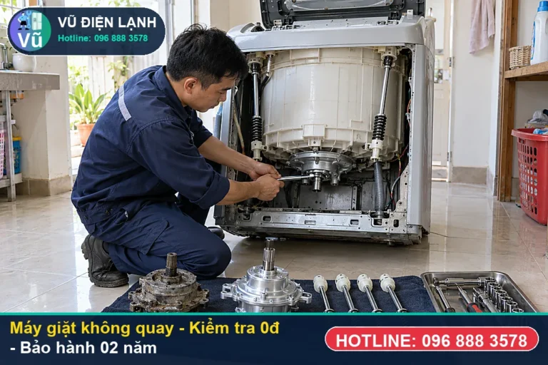 Kỹ thuật viên Vũ Điện Lạnh kiểm tra miễn phí 0đ và thực hiện máy giặt không quay (hiện tượng nước rò rỉ chảy lênh láng ra sàn nhà từ phía) tại Hà Nội