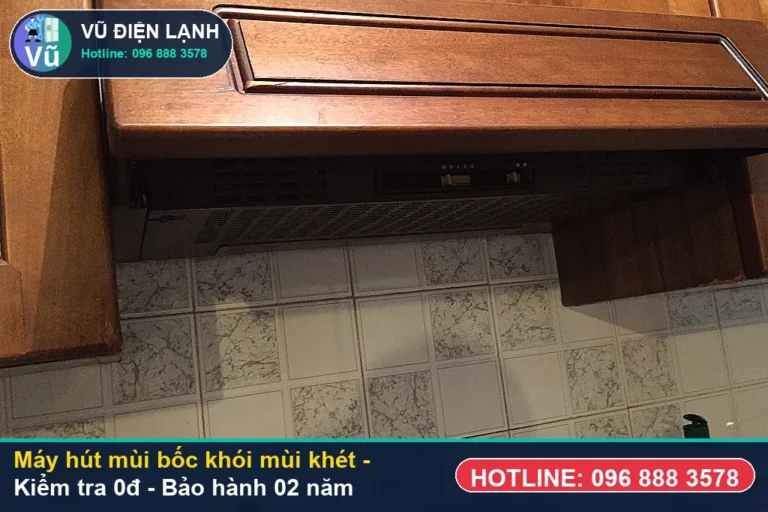 Kỹ thuật viên Vũ Điện Lạnh kiểm tra miễn phí 0đ và thực hiện máy hút mùi bốc khói mùi khét tại nhà Hà Nội