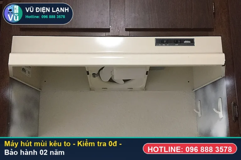 Kỹ thuật viên Vũ Điện Lạnh kiểm tra miễn phí 0đ và thực hiện máy hút mùi kêu to tại nhà Hà Nội