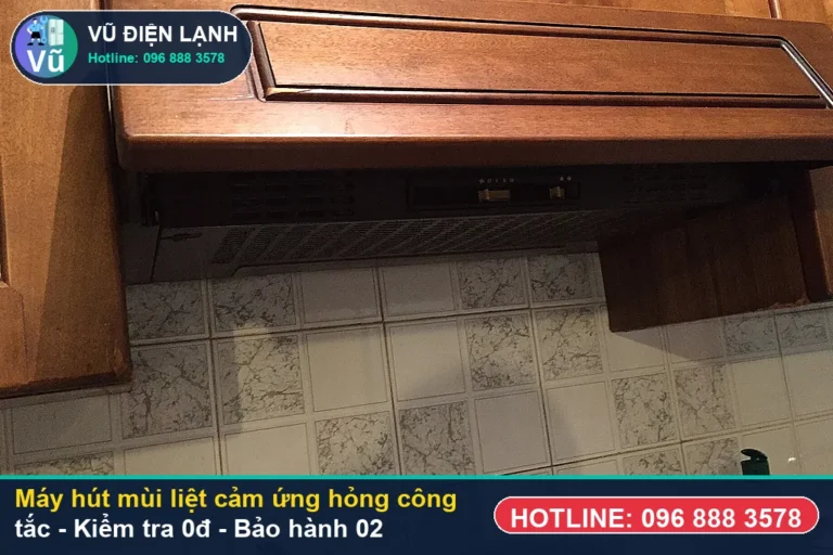 Kỹ thuật viên Vũ Điện Lạnh kiểm tra miễn phí 0đ và thực hiện máy hút mùi liệt cảm ứng hỏng công tắc tại nhà Hà Nội