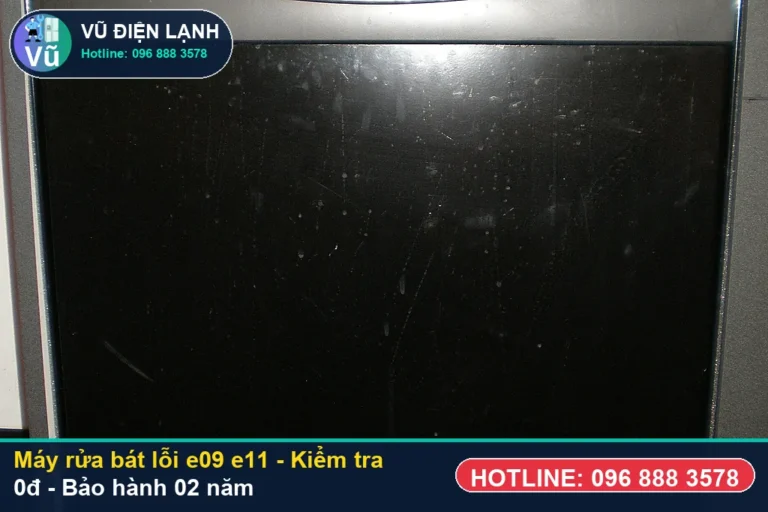Kỹ thuật viên Vũ Điện Lạnh kiểm tra miễn phí 0đ và thực hiện máy rửa bát lỗi e09 e11 tại nhà Hà Nội