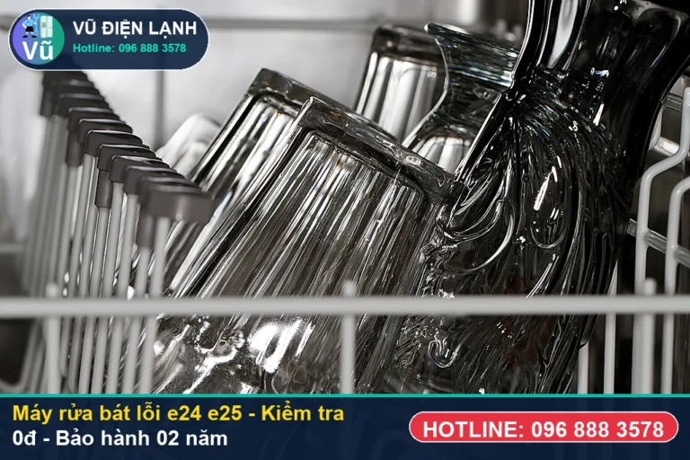Kỹ thuật viên Vũ Điện Lạnh kiểm tra miễn phí 0đ và thực hiện máy rửa bát lỗi e24 e25 tại nhà Hà Nội