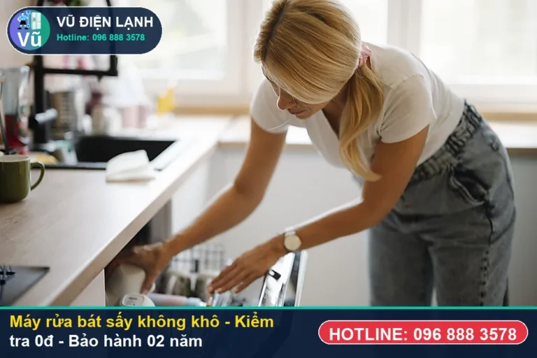 Kỹ thuật viên Vũ Điện Lạnh kiểm tra miễn phí 0đ và thực hiện máy rửa bát sấy không khô tại nhà Hà Nội
