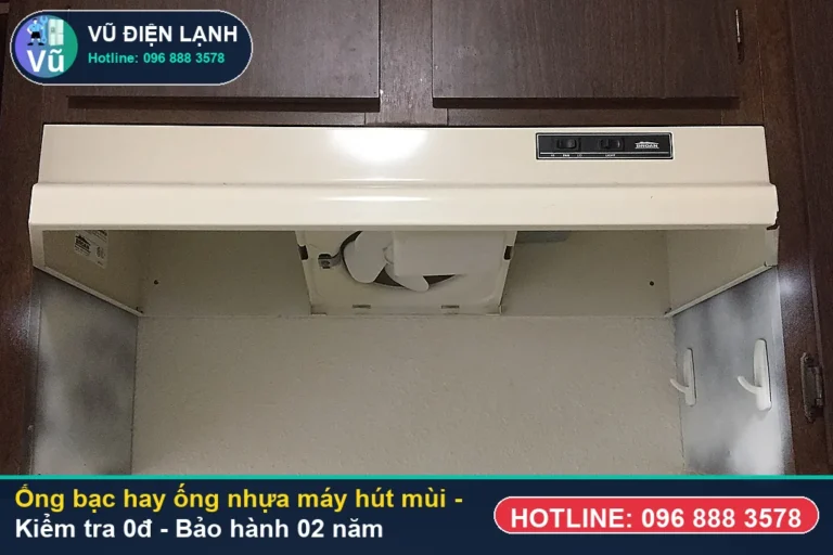 Kỹ thuật viên Vũ Điện Lạnh kiểm tra miễn phí 0đ và thực hiện ống bạc hay ống nhựa máy hút mùi tại nhà Hà Nội