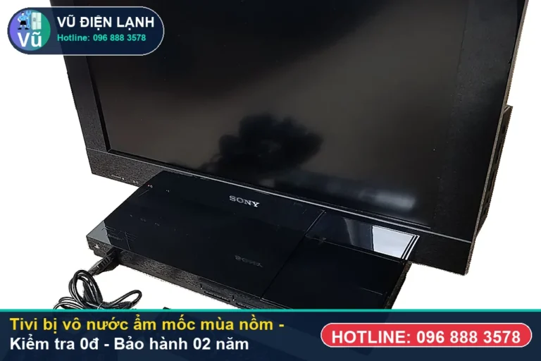 Kỹ thuật viên Vũ Điện Lạnh kiểm tra miễn phí 0đ và thực hiện tivi bị vô nước ẩm mốc mùa nồm tại nhà Hà Nội