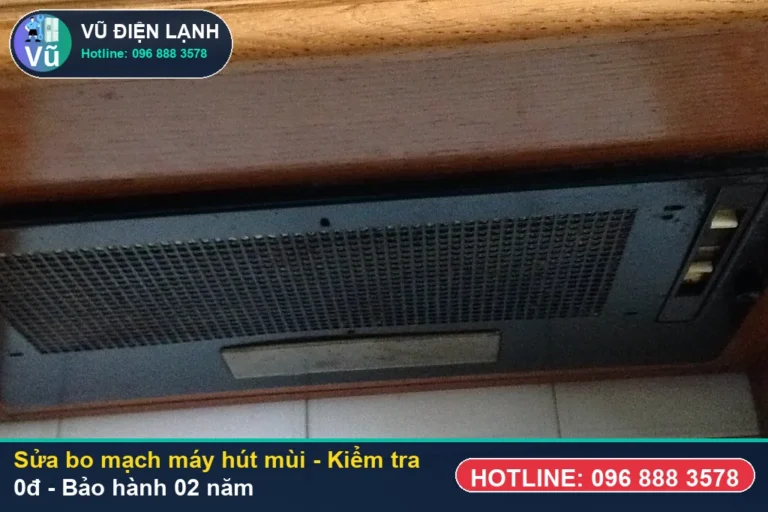 Kỹ thuật viên Vũ Điện Lạnh kiểm tra miễn phí 0đ và thực hiện sửa bo mạch máy hút mùi tại nhà Hà Nội