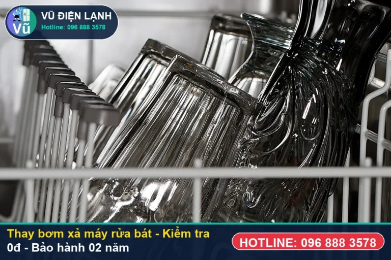 Kỹ thuật viên Vũ Điện Lạnh kiểm tra miễn phí 0đ và thực hiện thay bơm xả máy rửa bát tại nhà Hà Nội