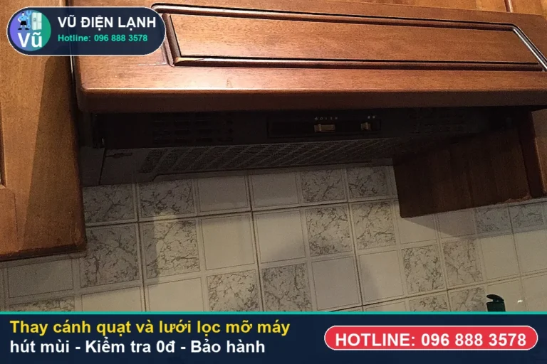 Kỹ thuật viên Vũ Điện Lạnh kiểm tra miễn phí 0đ và thực hiện thay cánh quạt và lưới lọc mỡ máy hút mùi tại nhà Hà Nội