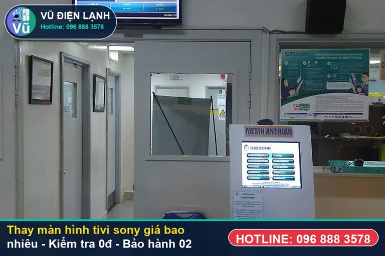 Kỹ thuật viên Vũ Điện Lạnh kiểm tra miễn phí 0đ và thực hiện thay màn hình tivi sony giá bao nhiêu tại nhà Hà Nội