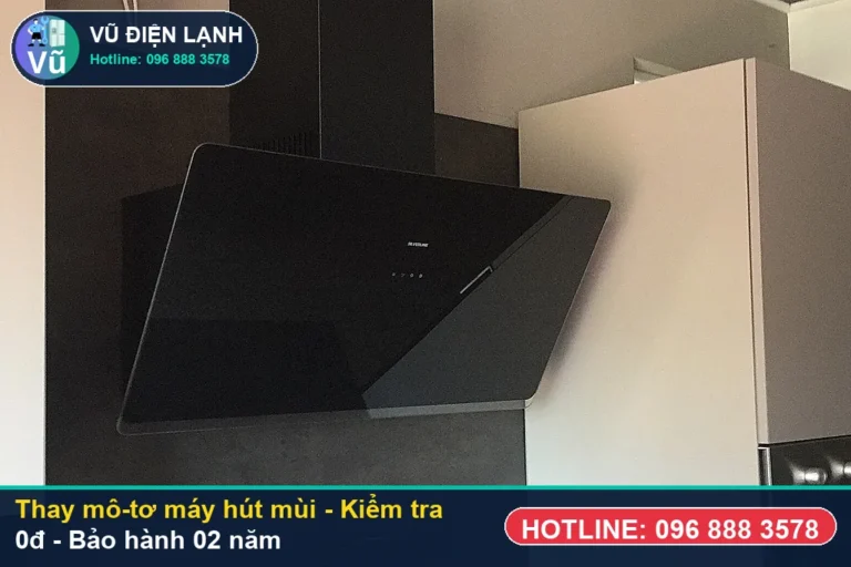 Kỹ thuật viên Vũ Điện Lạnh kiểm tra miễn phí 0đ và thực hiện thay mô-tơ máy hút mùi tại nhà Hà Nội