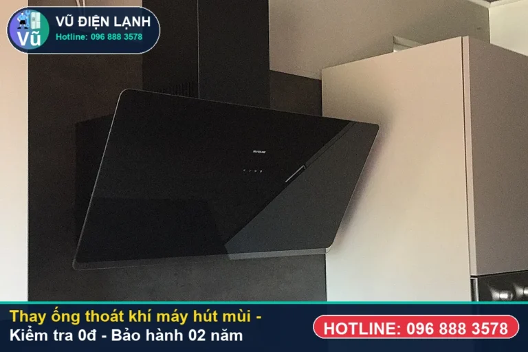 Kỹ thuật viên Vũ Điện Lạnh kiểm tra miễn phí 0đ và thực hiện thay ống thoát khí máy hút mùi tại nhà Hà Nội