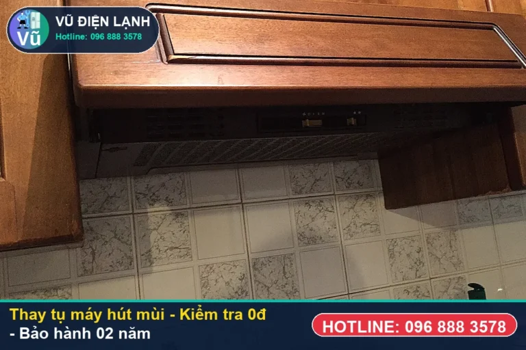 Kỹ thuật viên Vũ Điện Lạnh kiểm tra miễn phí 0đ và thực hiện thay tụ máy hút mùi tại nhà Hà Nội