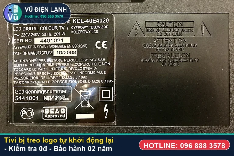 Kỹ thuật viên Vũ Điện Lạnh kiểm tra miễn phí 0đ và thực hiện tivi bị treo logo tự khởi động lại tại nhà Hà Nội