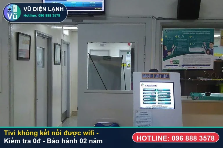 Kỹ thuật viên Vũ Điện Lạnh kiểm tra miễn phí 0đ và thực hiện tivi không kết nối được wifi tại nhà Hà Nội