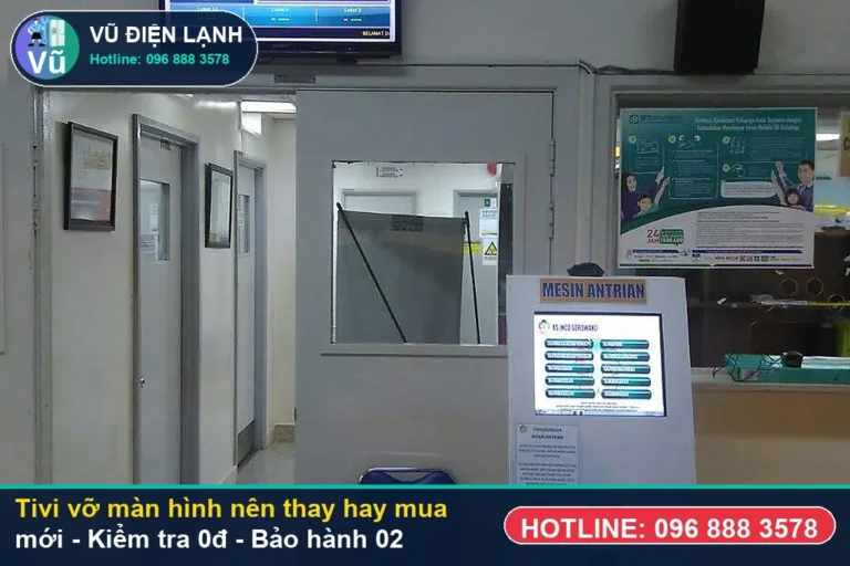 Kỹ thuật viên Vũ Điện Lạnh kiểm tra miễn phí 0đ và thực hiện tivi vỡ màn hình nên thay hay mua mới tại nhà Hà Nội