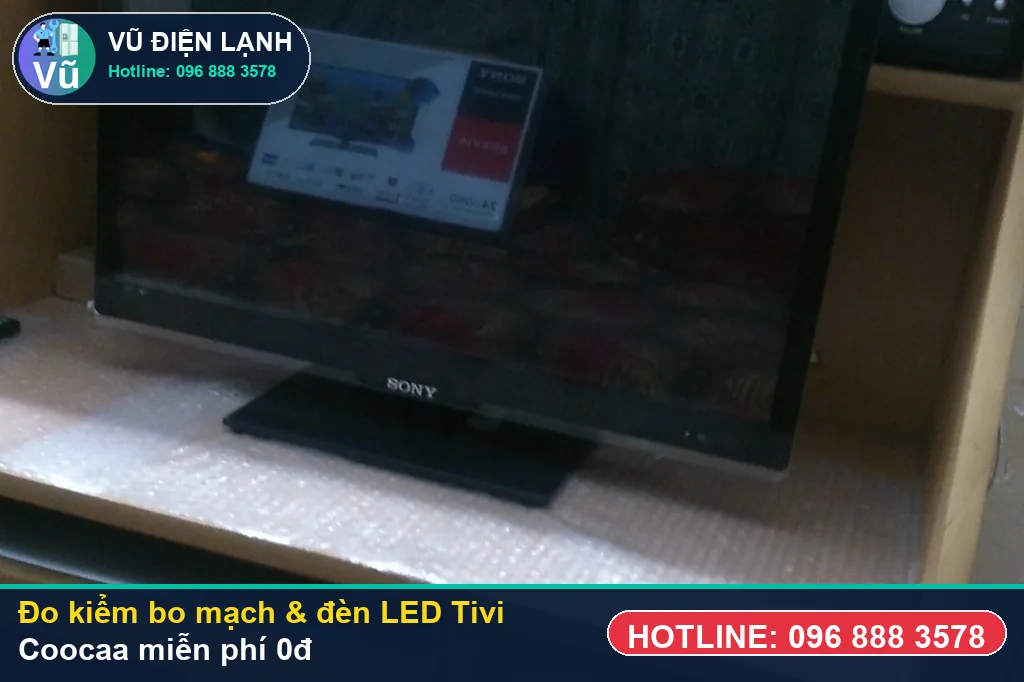 Thợ Vũ Điện Lạnh dùng đồng hồ vạn năng đo kiểm linh kiện khi sửa tivi coocaa tại nhà