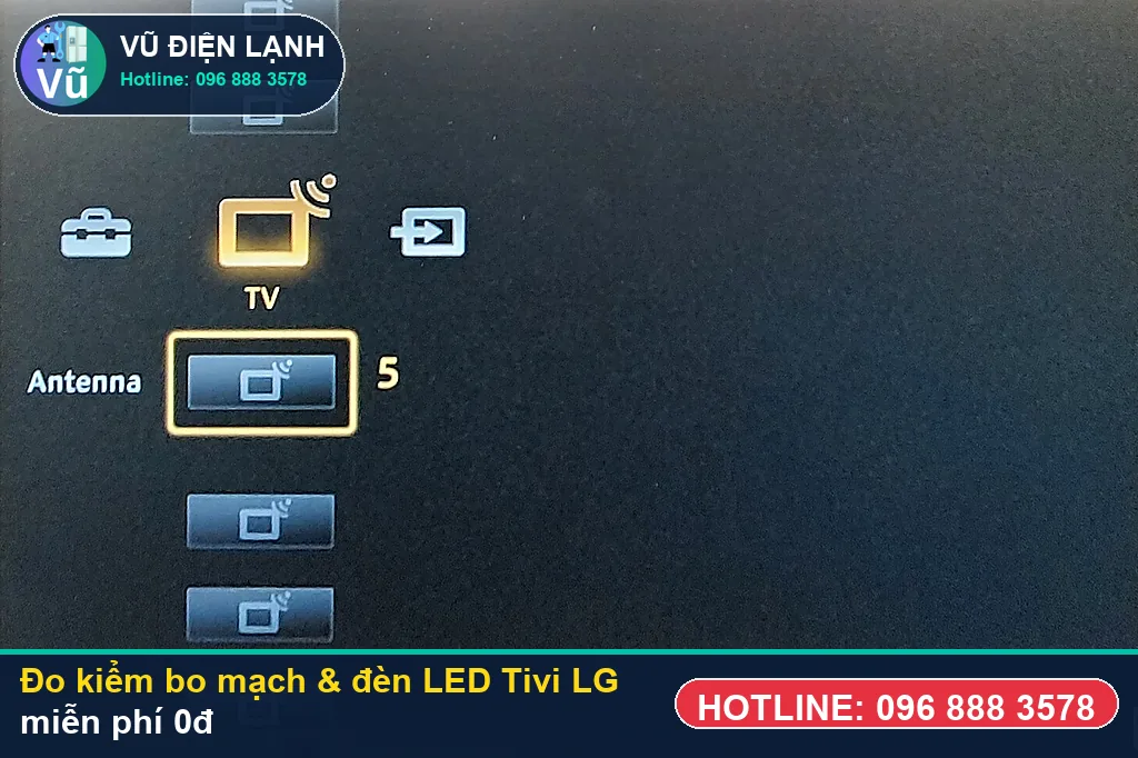 Thợ Vũ Điện Lạnh dùng đồng hồ vạn năng đo kiểm linh kiện khi sửa tivi lg tại nhà