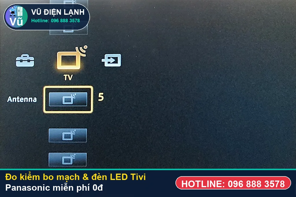 Thợ Vũ Điện Lạnh dùng đồng hồ vạn năng đo kiểm linh kiện khi sửa tivi panasonic tại nhà