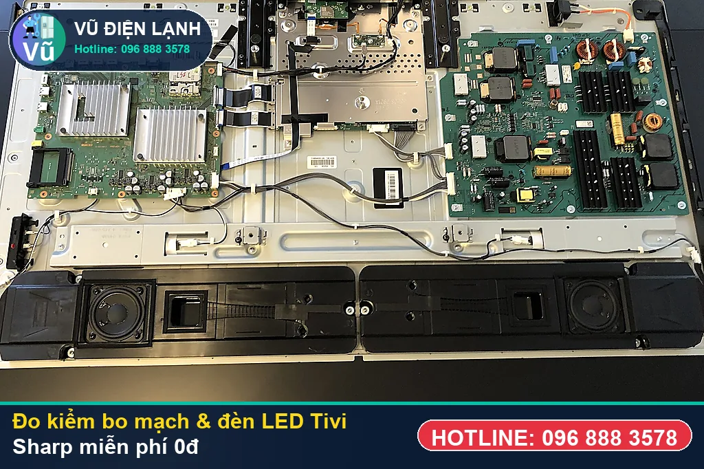 Thợ Vũ Điện Lạnh dùng đồng hồ vạn năng đo kiểm linh kiện khi sửa tivi sharp tại nhà