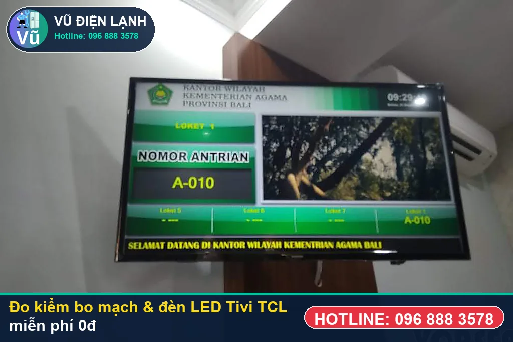 Thợ Vũ Điện Lạnh dùng đồng hồ vạn năng đo kiểm linh kiện khi sửa tivi tcl tại nhà