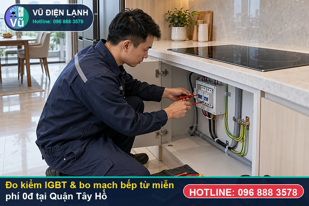 Thợ Vũ Điện Lạnh dùng đồng hồ vạn năng đo kiểm IGBT, tụ lọc và mâm từ khi sửa bếp từ tại tây hồ ở Khu đô thị Nam Thăng Long (Ciputra), Ngoại Giao Đoàn