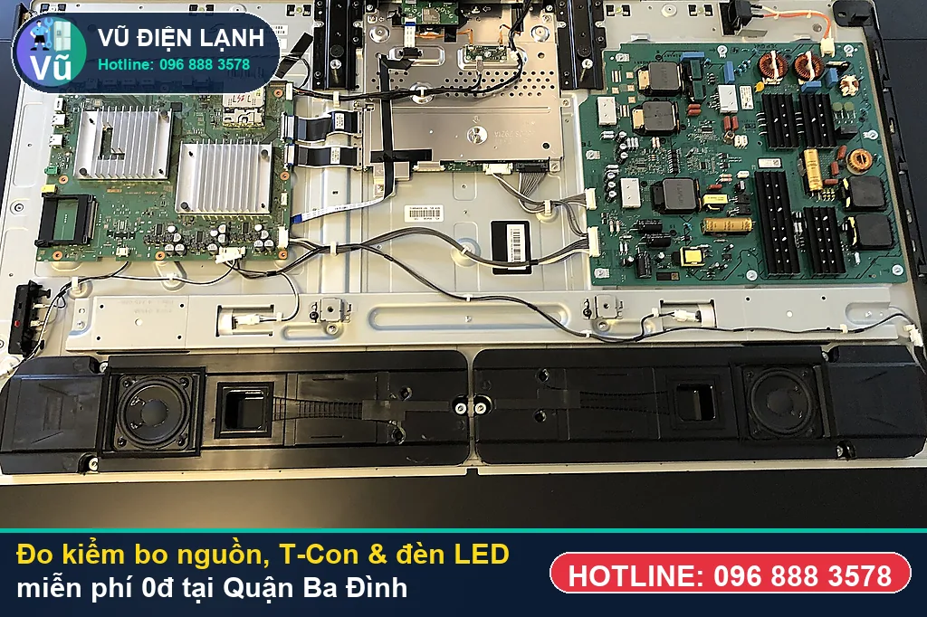 Thợ Vũ Điện Lạnh dùng đồng hồ vạn năng đo kiểm bo nguồn, bo T-Con và đèn LED nền khi sửa tivi tại ba đình ở Vinhomes Metropolis 29 Liễu Giai