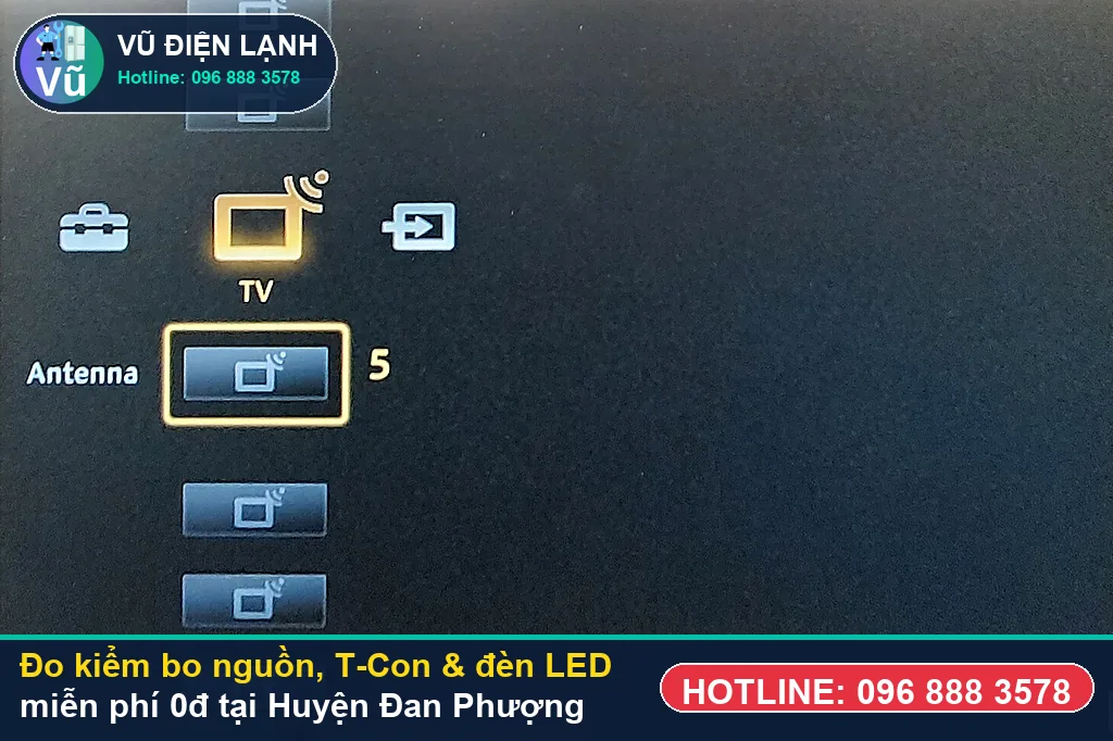 Thợ Vũ Điện Lạnh dùng đồng hồ vạn năng đo kiểm bo nguồn, bo T-Con và đèn LED nền khi sửa tivi tại đan phượng ở KĐT Tân Tây Đô