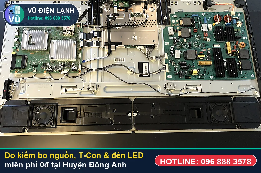 Thợ Vũ Điện Lạnh dùng đồng hồ vạn năng đo kiểm bo nguồn, bo T-Con và đèn LED nền khi sửa tivi tại đông anh ở KĐT Eurowindow River Park