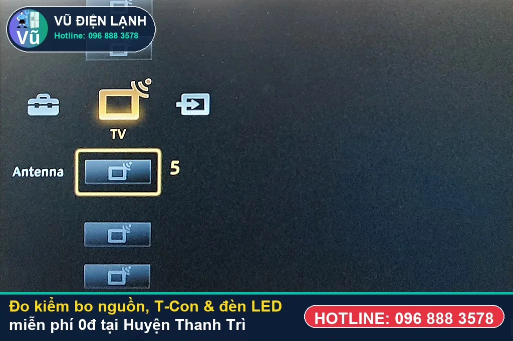 Thợ Vũ Điện Lạnh dùng đồng hồ vạn năng đo kiểm bo nguồn, bo T-Con và đèn LED nền khi sửa tivi tại thanh trì ở KĐT Đại Thanh
