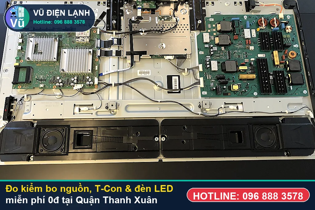 Thợ Vũ Điện Lạnh dùng đồng hồ vạn năng đo kiểm bo nguồn, bo T-Con và đèn LED nền khi sửa tivi tại thanh xuân ở KĐT Royal City 72A Nguyễn Trãi