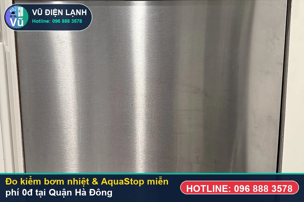 Thợ Vũ Điện Lạnh dùng đồng hồ vạn năng đo kiểm bơm nhiệt, bơm xả và van AquaStop khi sửa máy rửa bát tại hà đông ở Chung cư Hyundai Hillstate
