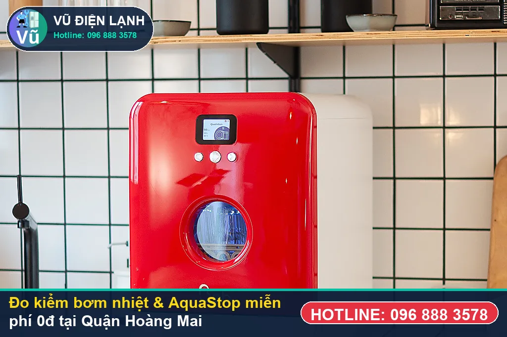 Thợ Vũ Điện Lạnh dùng đồng hồ vạn năng đo kiểm bơm nhiệt, bơm xả và van AquaStop khi sửa máy rửa bát tại hoàng mai ở Bán đảo Linh Đàm