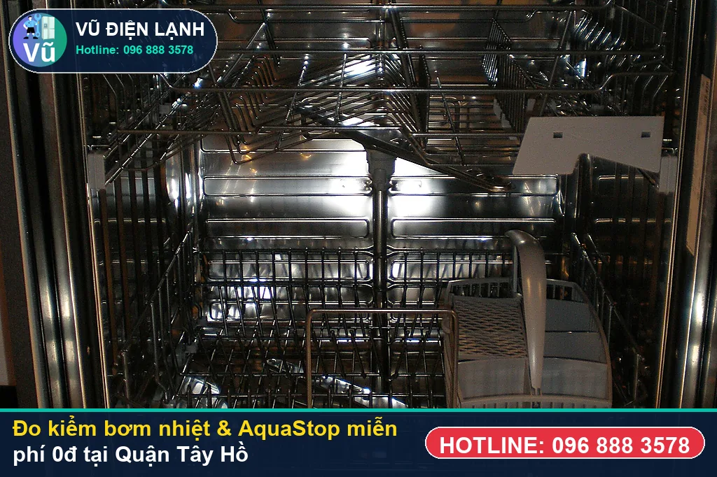 Thợ Vũ Điện Lạnh dùng đồng hồ vạn năng đo kiểm bơm nhiệt, bơm xả và van AquaStop khi sửa máy rửa bát tại tây hồ ở Khu đô thị Nam Thăng Long