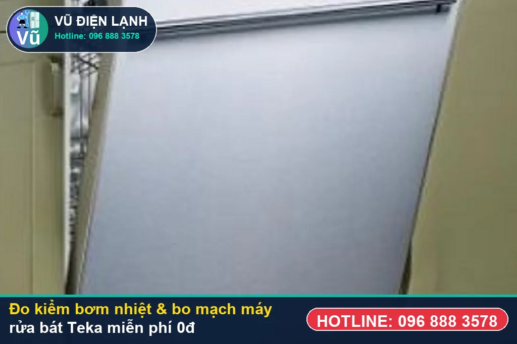 Thợ Vũ Điện Lạnh dùng đồng hồ vạn năng đo kiểm linh kiện khi sửa máy rửa bát teka tại nhà