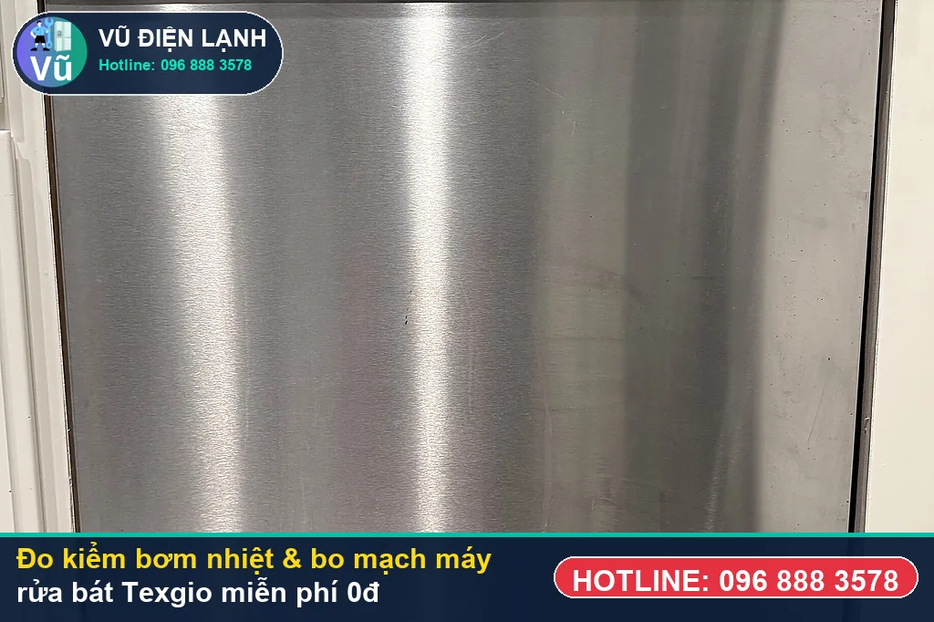 Thợ Vũ Điện Lạnh dùng đồng hồ vạn năng đo kiểm linh kiện khi sửa máy rửa bát texgio tại nhà