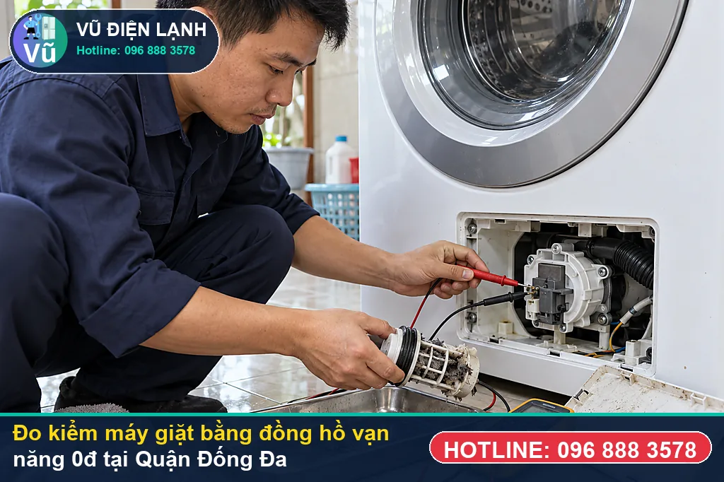 Thợ Vũ Điện Lạnh dùng đồng hồ vạn năng đo kiểm van cấp, bơm xả và bo mạch khi sửa máy giặt quận đống đa ở Chung cư M3-M4 Nguyễn Chí Thanh, Vinhomes Nguyễn Chí Thanh