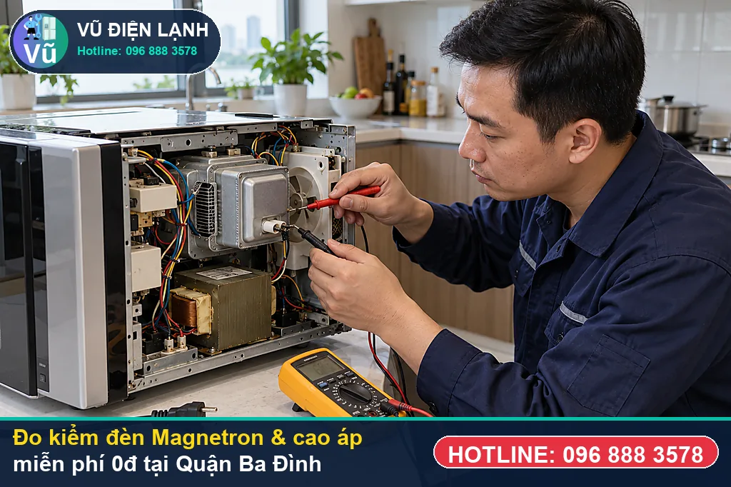 Thợ Vũ Điện Lạnh dùng đồng hồ vạn năng đo kiểm đèn Magnetron, tụ 2100V và cầu chì 5kV khi sửa lò vi sóng tại ba đình ở Vinhomes Metropolis 29 Liễu Giai, Lotte Center