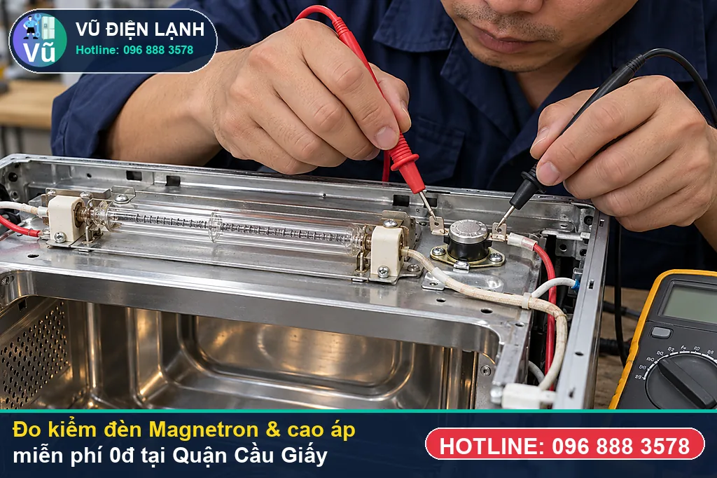 Thợ Vũ Điện Lạnh dùng đồng hồ vạn năng đo kiểm đèn Magnetron, tụ 2100V và cầu chì 5kV khi sửa lò vi sóng tại cầu giấy ở KĐT Trung Hòa Nhân Chính, Home City 177 Trung Kính