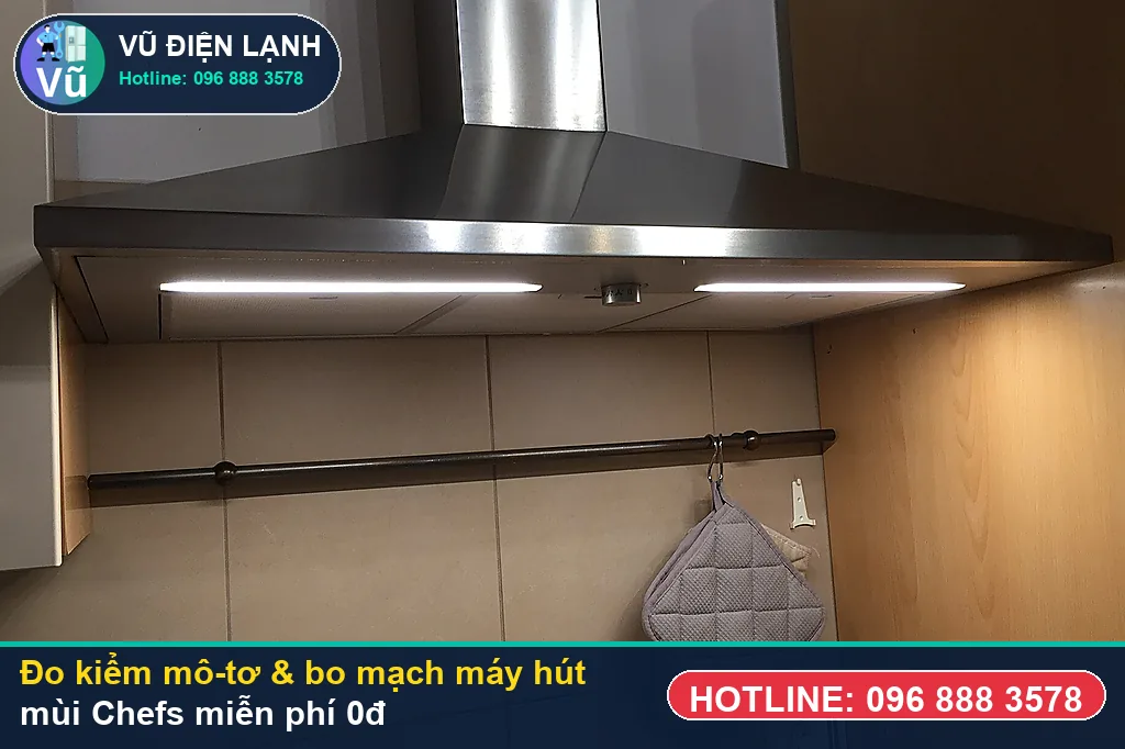 Thợ Vũ Điện Lạnh dùng đồng hồ vạn năng đo kiểm linh kiện khi sửa máy hút mùi chefs tại nhà
