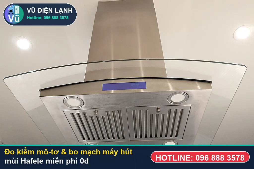 Thợ Vũ Điện Lạnh dùng đồng hồ vạn năng đo kiểm linh kiện khi sửa máy hút mùi hafele tại nhà