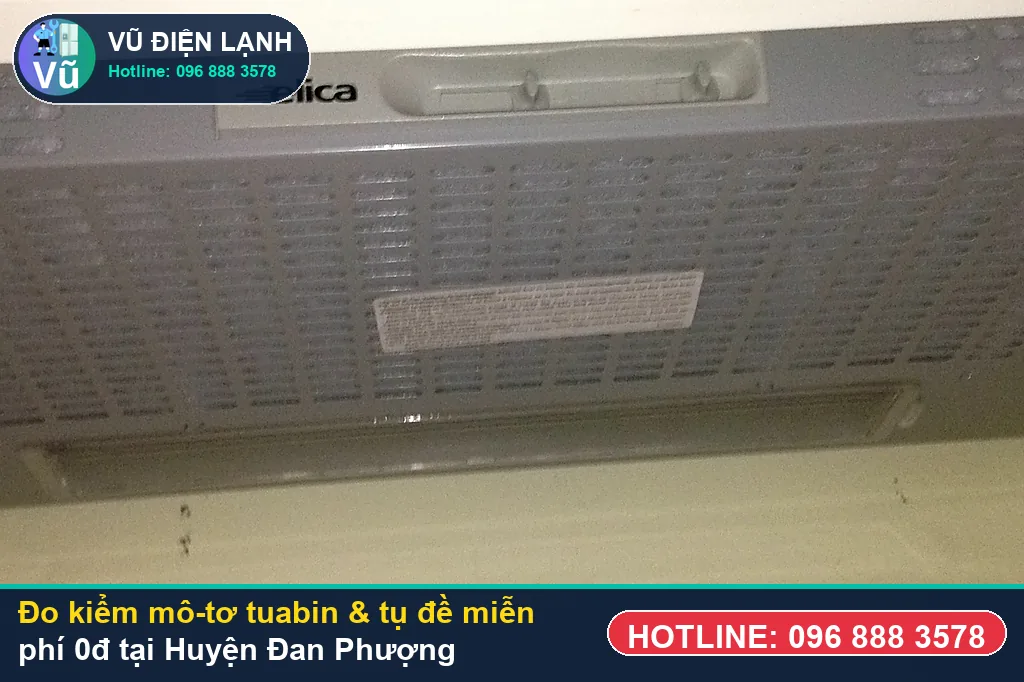 Thợ Vũ Điện Lạnh dùng đồng hồ vạn năng đo kiểm mô-tơ tuabin, tụ đề và công tắc khi sửa máy hút mùi tại đan phượng ở KĐT Tân Tây Đô