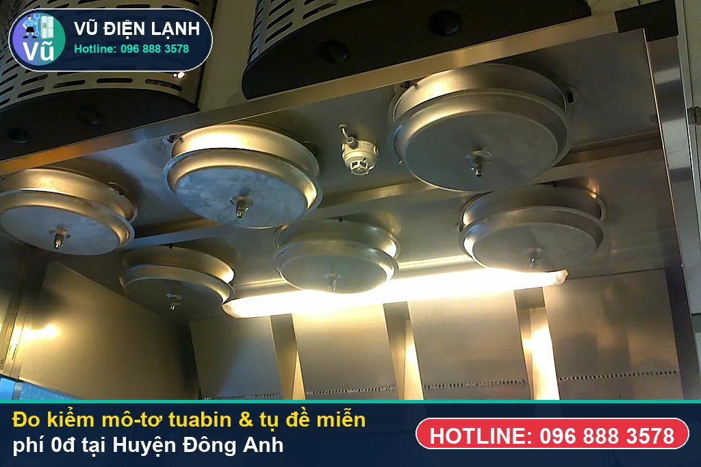 Thợ Vũ Điện Lạnh dùng đồng hồ vạn năng đo kiểm mô-tơ tuabin, tụ đề và công tắc khi sửa máy hút mùi tại đông anh ở KĐT Eurowindow River Park