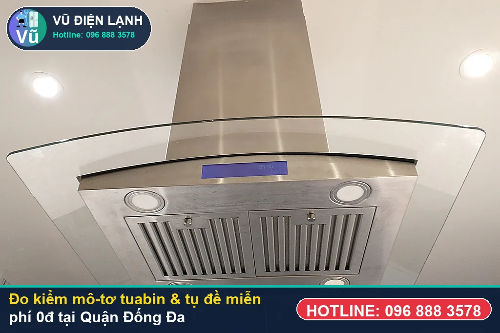 Thợ Vũ Điện Lạnh dùng đồng hồ vạn năng đo kiểm mô-tơ tuabin, tụ đề và công tắc khi sửa máy hút mùi tại đống đa ở Chung cư M3-M4 Nguyễn Chí Thanh