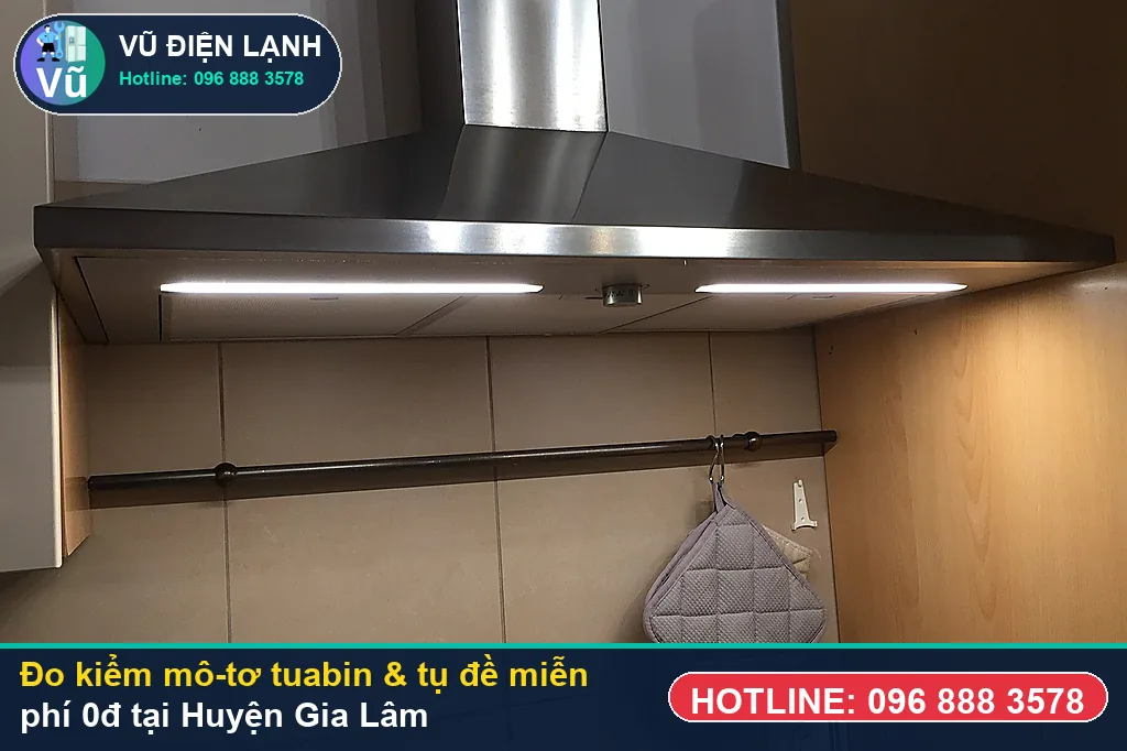 Thợ Vũ Điện Lạnh dùng đồng hồ vạn năng đo kiểm mô-tơ tuabin, tụ đề và công tắc khi sửa máy hút mùi tại gia lâm ở Đại đô thị Vinhomes Ocean Park