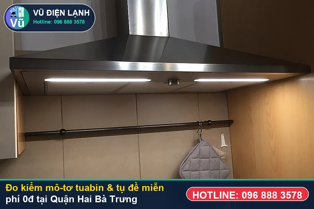 Thợ Vũ Điện Lạnh dùng đồng hồ vạn năng đo kiểm mô-tơ tuabin, tụ đề và công tắc khi sửa máy hút mùi tại hai bà trưng ở Đại đô thị Vinhomes Times City & Park Hill