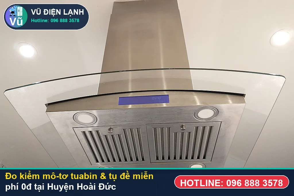 Thợ Vũ Điện Lạnh dùng đồng hồ vạn năng đo kiểm mô-tơ tuabin, tụ đề và công tắc khi sửa máy hút mùi tại hoài đức ở KĐT Bắc An Khánh