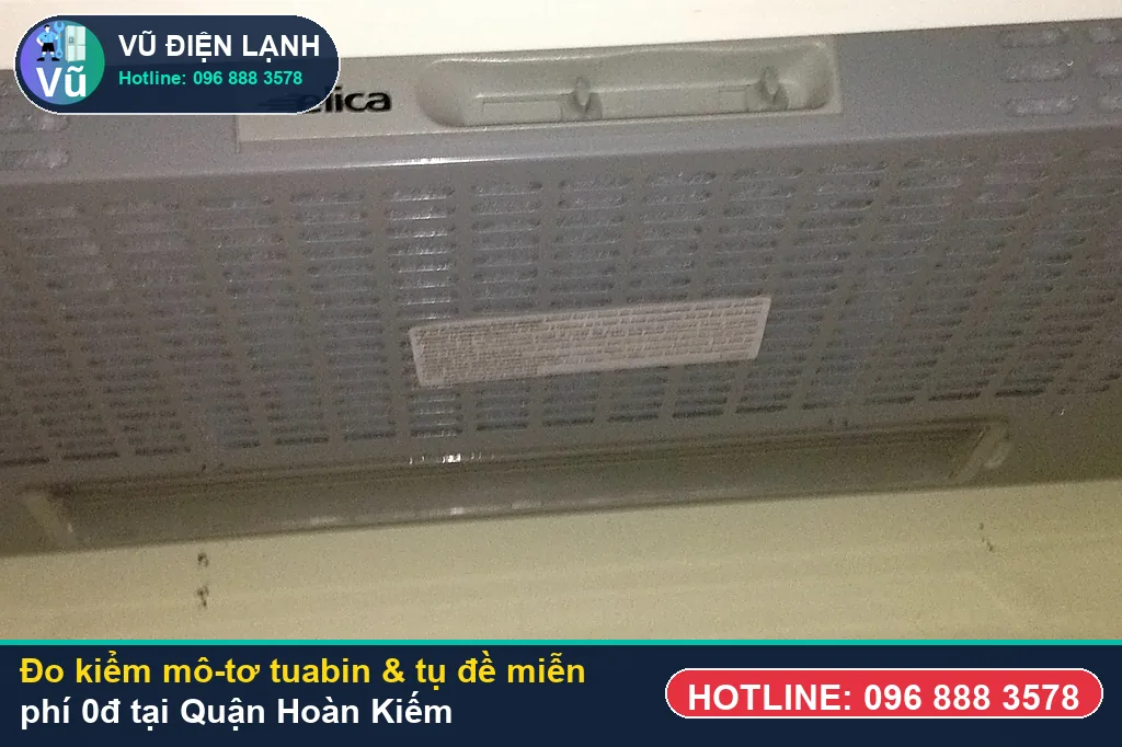 Thợ Vũ Điện Lạnh dùng đồng hồ vạn năng đo kiểm mô-tơ tuabin, tụ đề và công tắc khi sửa máy hút mùi tại hoàn kiếm ở Pacific Place 83B Lý Thường Kiệt