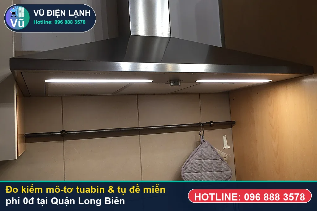 Thợ Vũ Điện Lạnh dùng đồng hồ vạn năng đo kiểm mô-tơ tuabin, tụ đề và công tắc khi sửa máy hút mùi tại long biên ở Khu đô thị Vinhomes Riverside