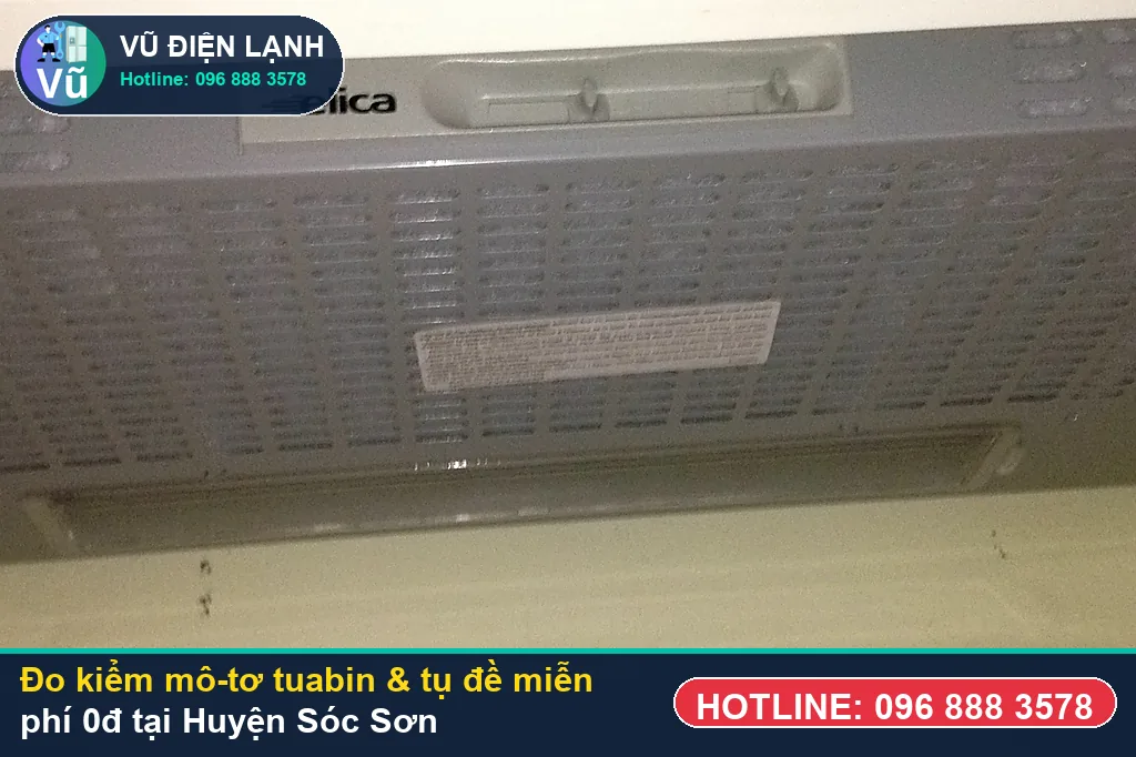 Thợ Vũ Điện Lạnh dùng đồng hồ vạn năng đo kiểm mô-tơ tuabin, tụ đề và công tắc khi sửa máy hút mùi tại sóc sơn ở Ngã ba Phù Lỗ