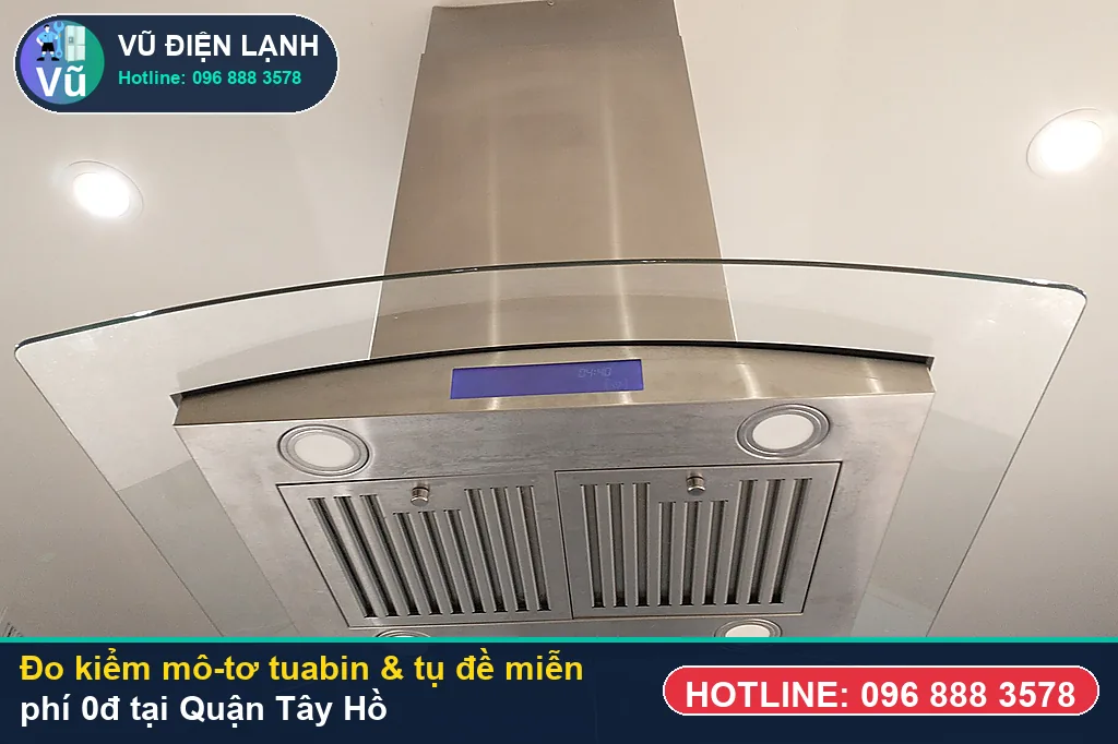 Thợ Vũ Điện Lạnh dùng đồng hồ vạn năng đo kiểm mô-tơ tuabin, tụ đề và công tắc khi sửa máy hút mùi tại tây hồ ở Khu đô thị Nam Thăng Long